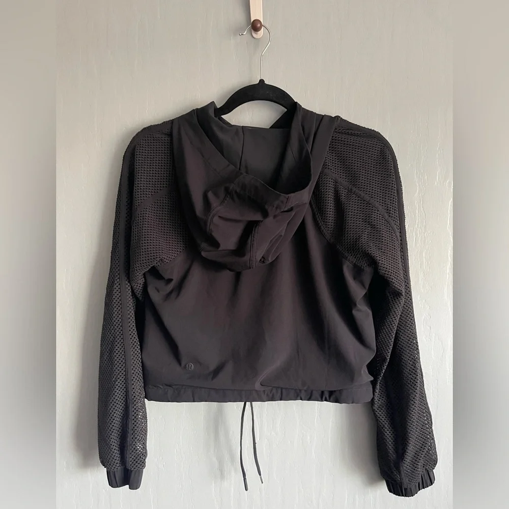 Lululemon Catch a Breeze Black Cropped Pullover Hoodie Fits like Women’s Size 2 - Picture 3 of 14